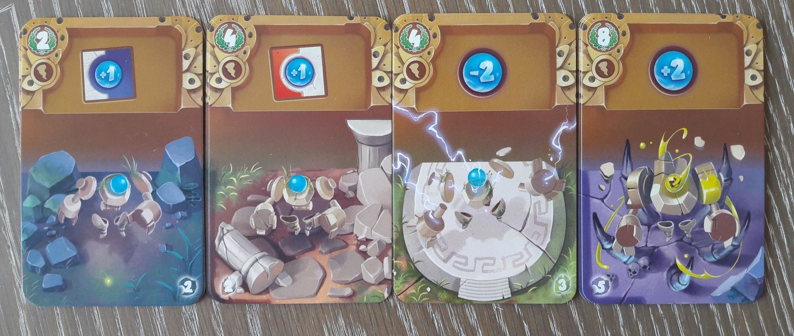 Les cartes exploit qui sont obligatoires dans le module Déesse ont un fond marron plus sombre