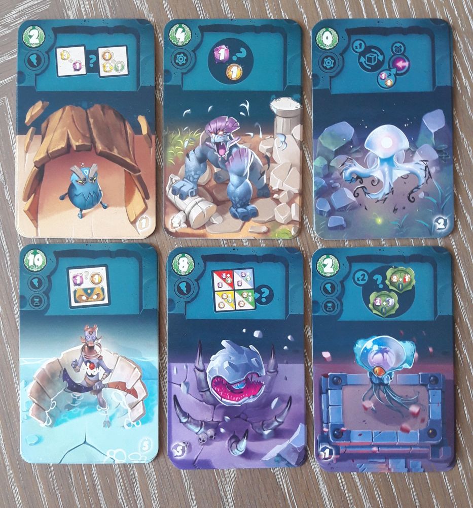 Les cartes exploit qui sont obligatoires dans le module Titan ont un fond bleu sombre