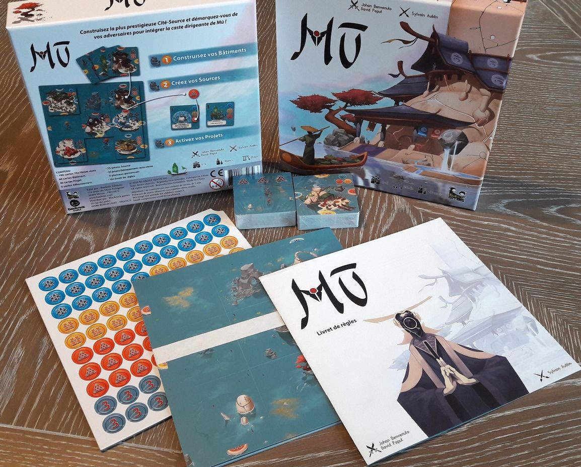 La boite est à la taille des plateaux de joueurs.