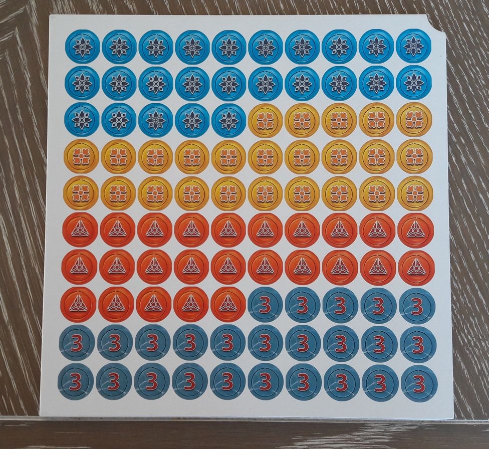 Une planche de jeton Energie. Bleu : religieux, Jaune : nourriture, Rouge: militaire.  Les jetons Victoire au verso, Défaite au recto.