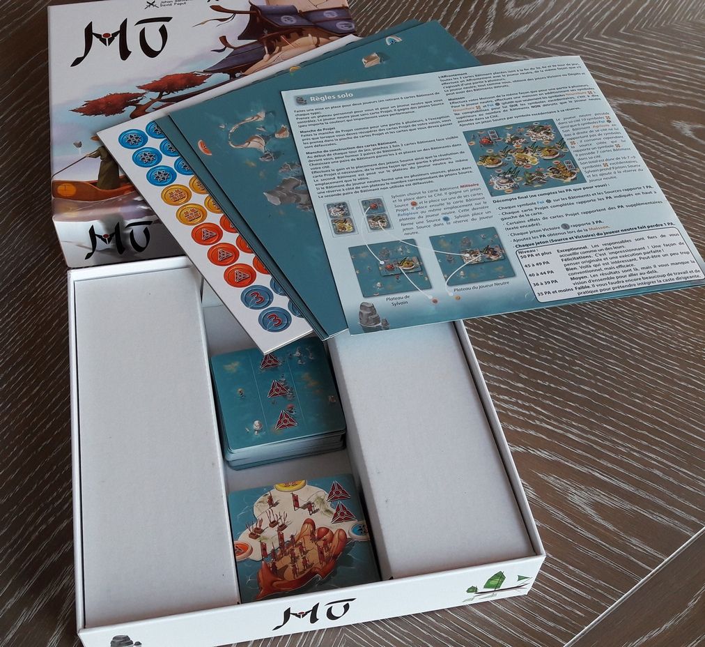 Le fond de la boite. Le match est serré entre les 106 cartes et les 100 jetons !