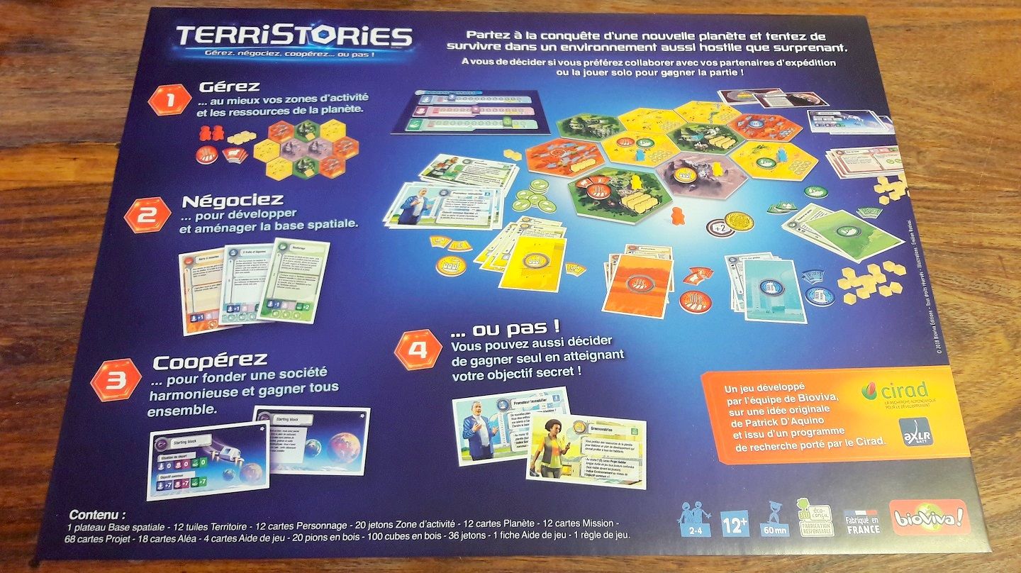 Une simple feuille non collée au dos de la boite carte brute mais possédant au dos une aide de jeu à garder !