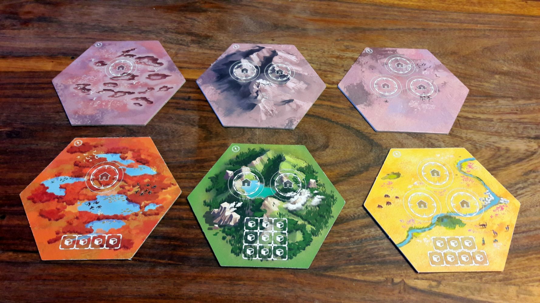 Oui, les tuiles stériles ont aussi un verso plus fertile avec des plaines, des montagnes ou des marécages.