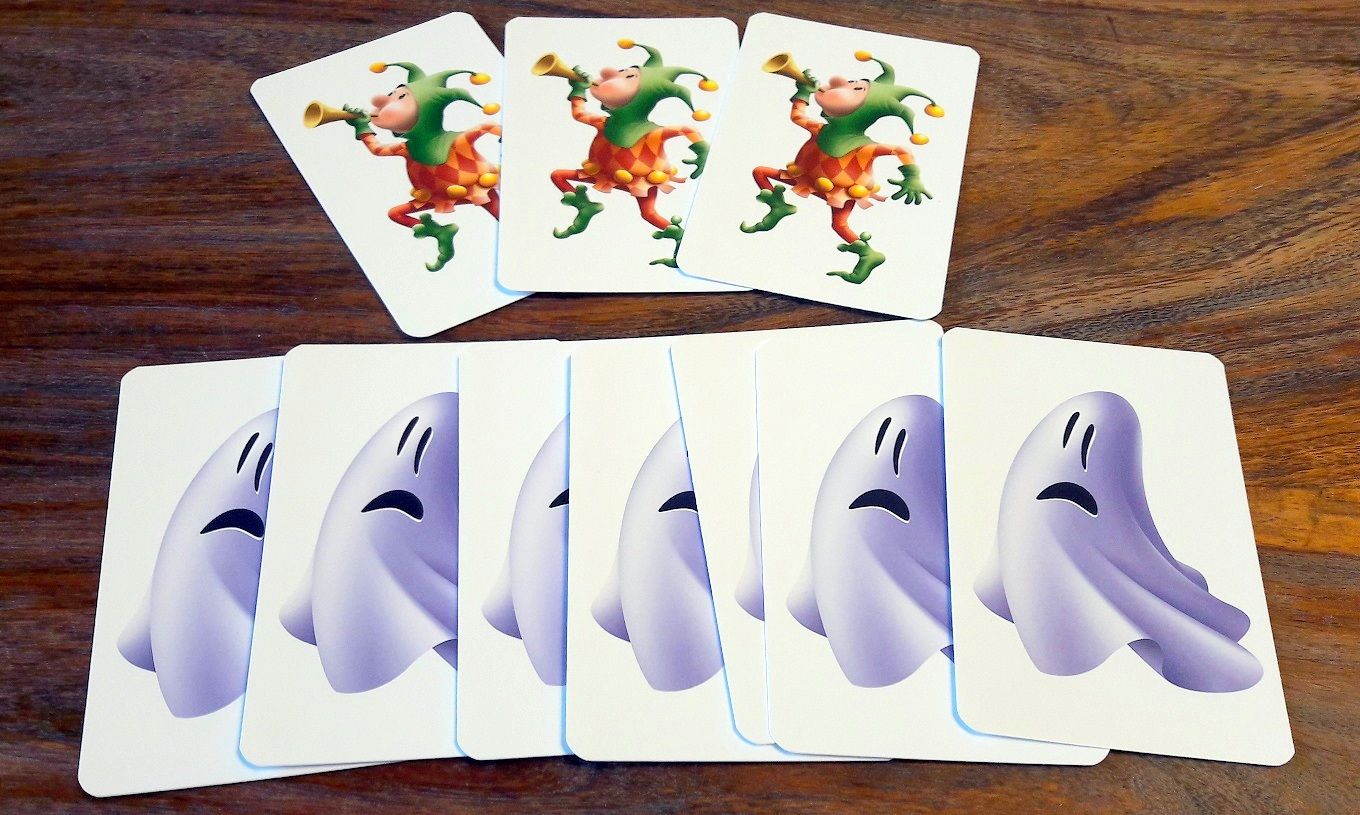 Que serait une famille royale sans fou ? Le fantôme c'est pour faire peur et se cacher sous ses draps. :D