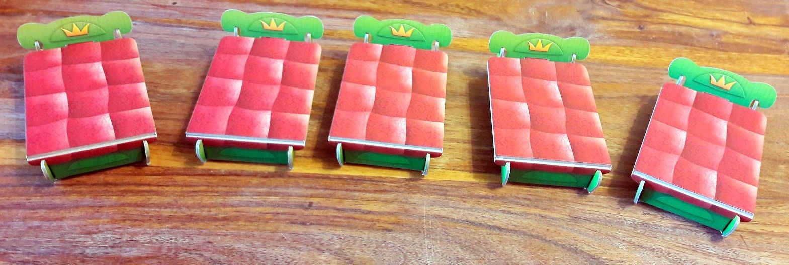 Déjà montés dans la boite malgré la notice de montage (probablement en cas d'accident...)