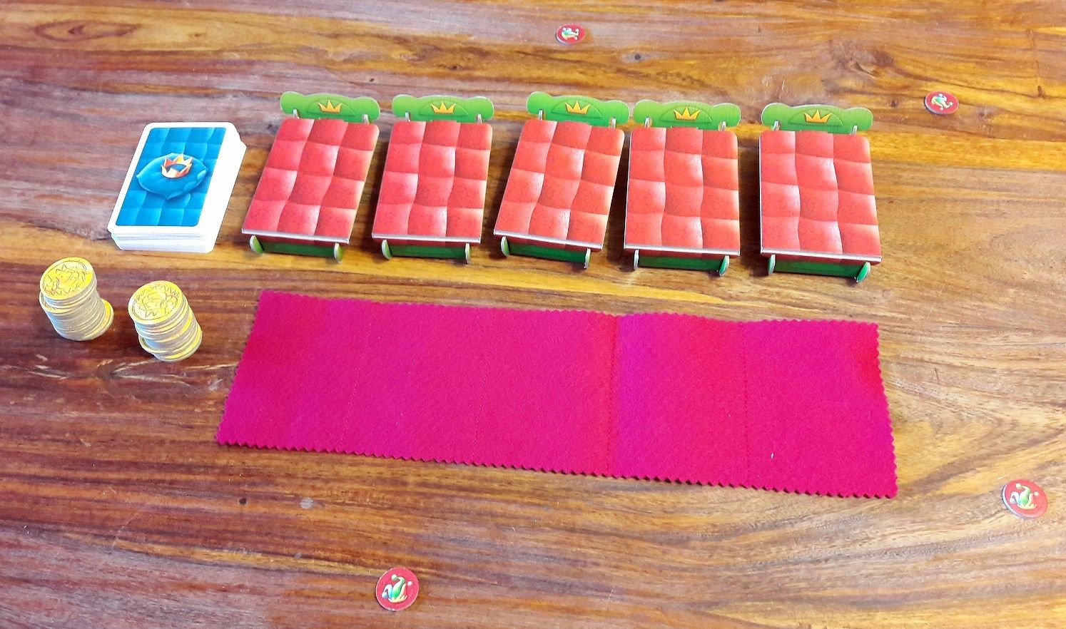 Mise en place pour 4 joueurs dans le mode 6 ans avec la fameuse couverture rouge. :)