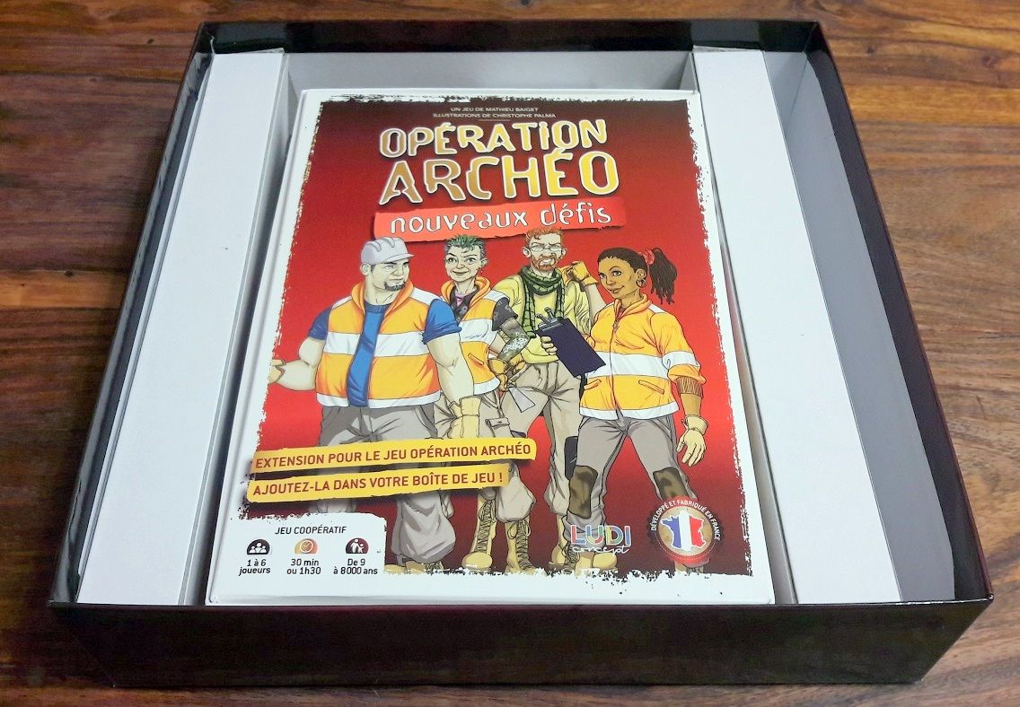 La boite se range parfaitement dans la boite du jeu de base !!!