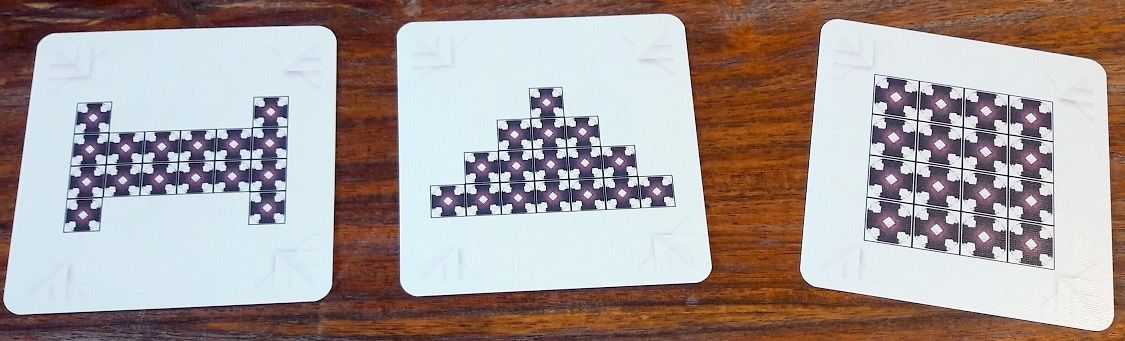 Les 3 cartes sont recto verso pour renouveler les parties.