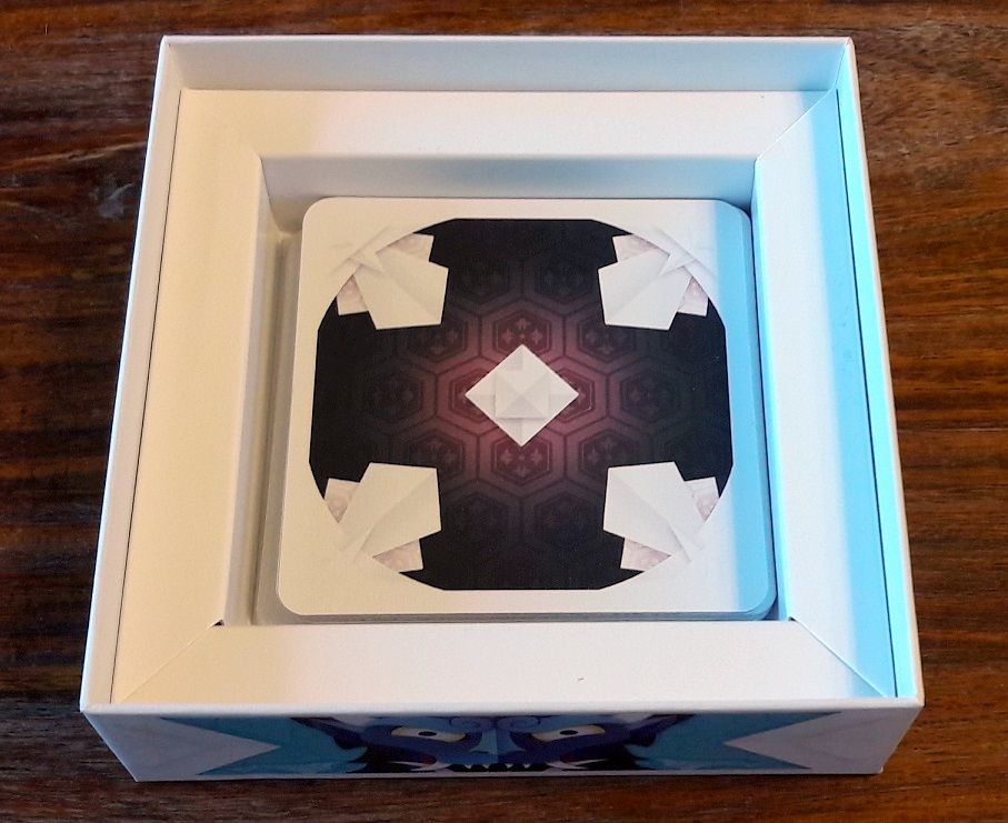 Inutile de dire que les quelques cartes rentrent LARGEMENT dans la boite !!!