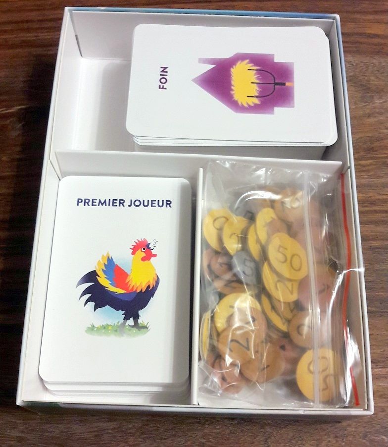 Tout rentre bien (place pour sleeves) mais sans trop de gaspillage.