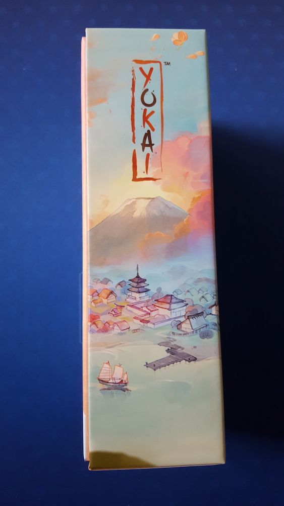 Sur la tranche le nom du jeu et le rappel de l'illustration de Kanagawa.