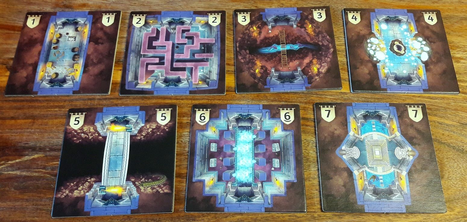 Les 7 tuiles donjon sont différentes sur leur verso mais pas seulement en illustrations (en valeurs aussi).