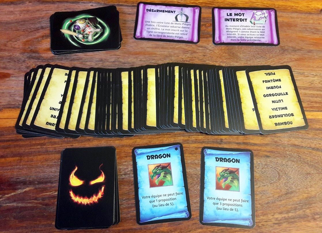 Beaucoup de cartes recto verso avec plein de mots mais aussi des boss et des malédictions-contraintes.