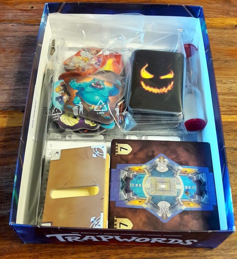 Pas de thermoformage mais des sachets et pas mal (trop ?) de place pour bien tout ranger.