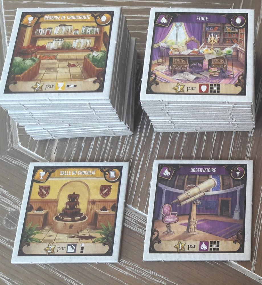 les tuiles jaunes et violettes