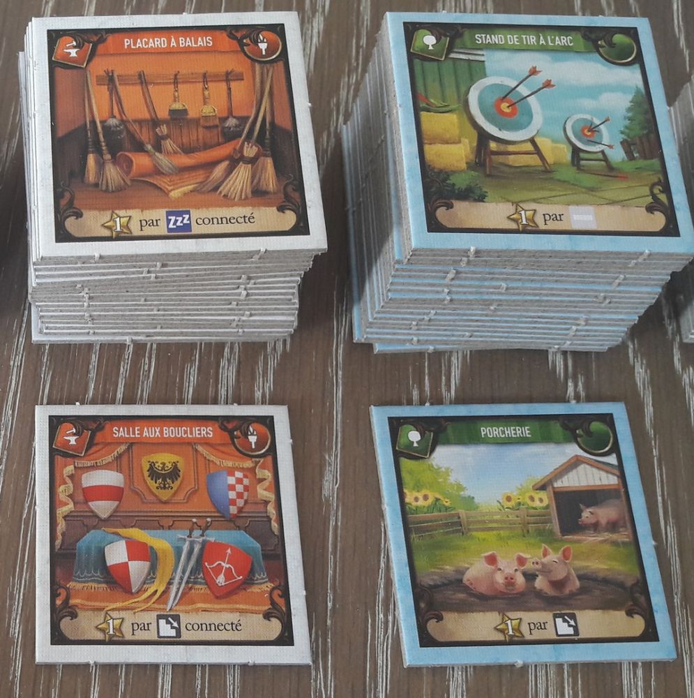 Les tuiles oranges et vertes.