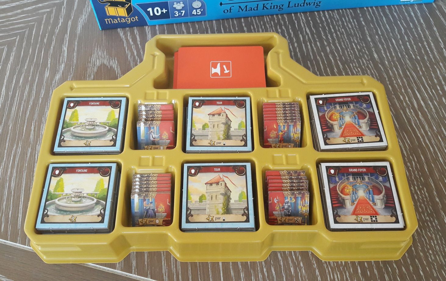 Le thermoformage des tuiles speciales, préposés royaux et cartes bonus.