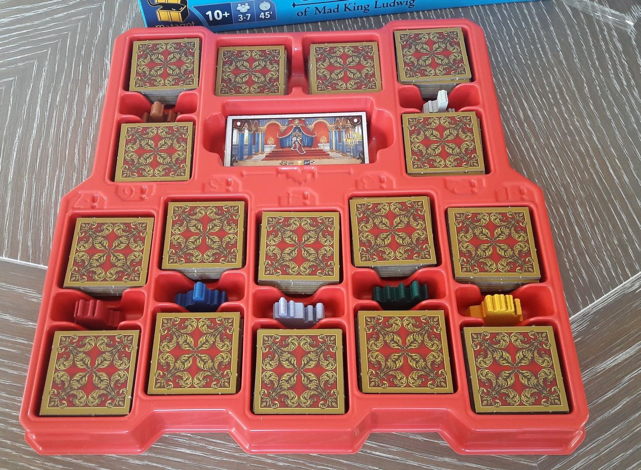 Le thermoformage des tuiles, des salles du trône et des pions château.