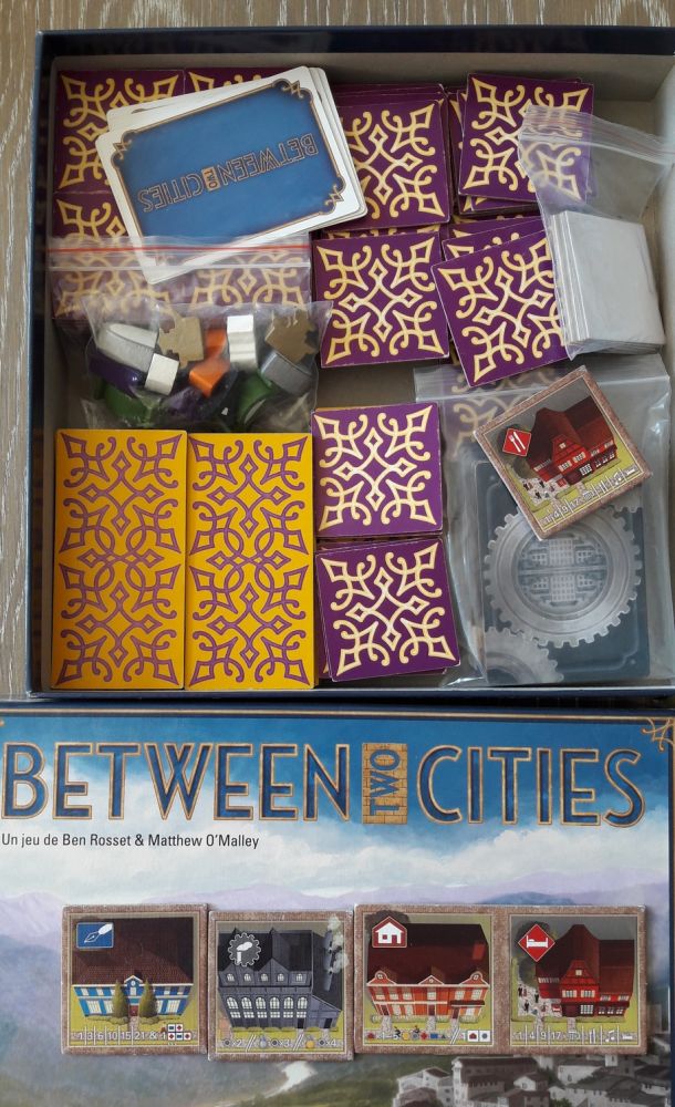 Une boîte de Between 2 cites