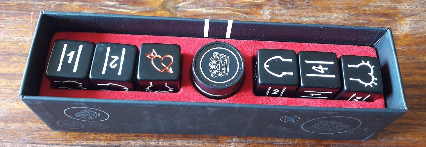 Les 6 dés et le tampon dans leur écrin