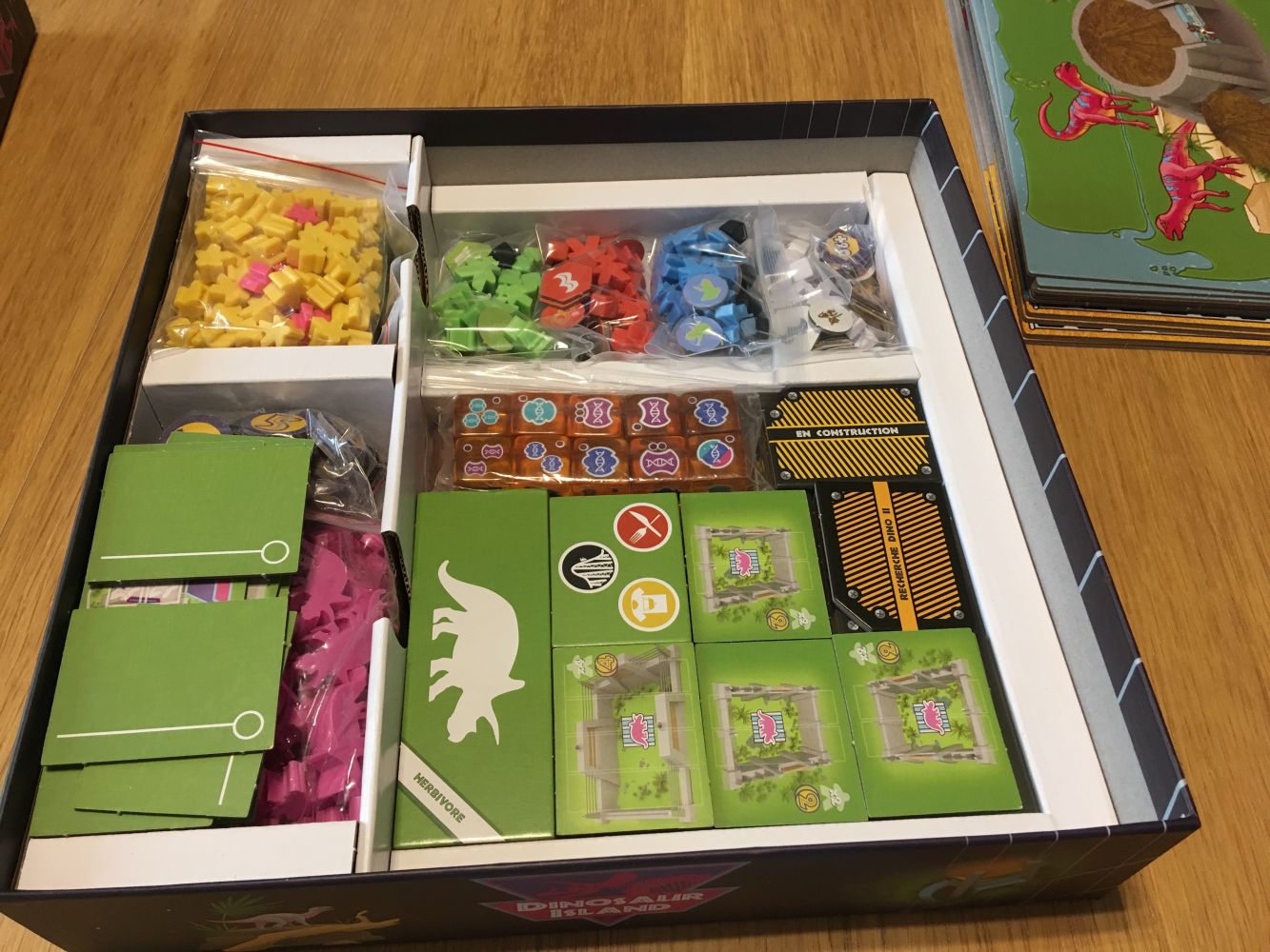 La boîte du jeu rangée sans les plateaux