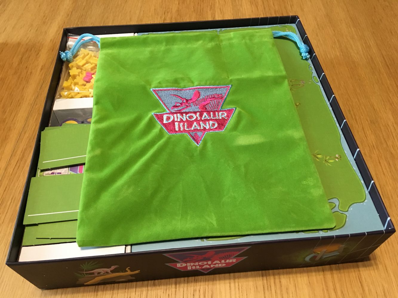 La boîte rangée avec les plateaux et le sac