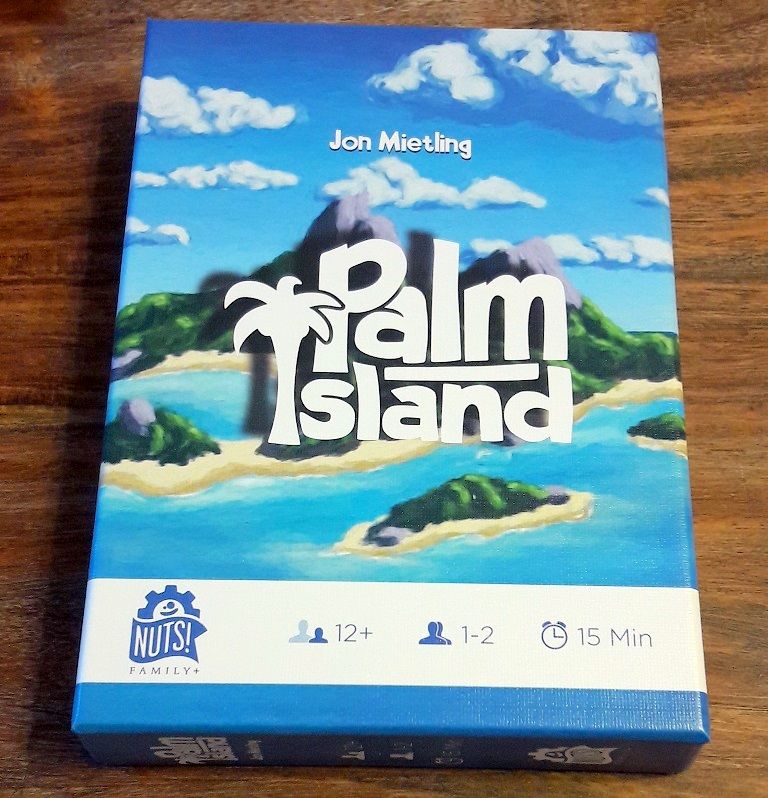 Petite boite en carton aux illustrations chatoyantes sans doute sur le thème du jeu.