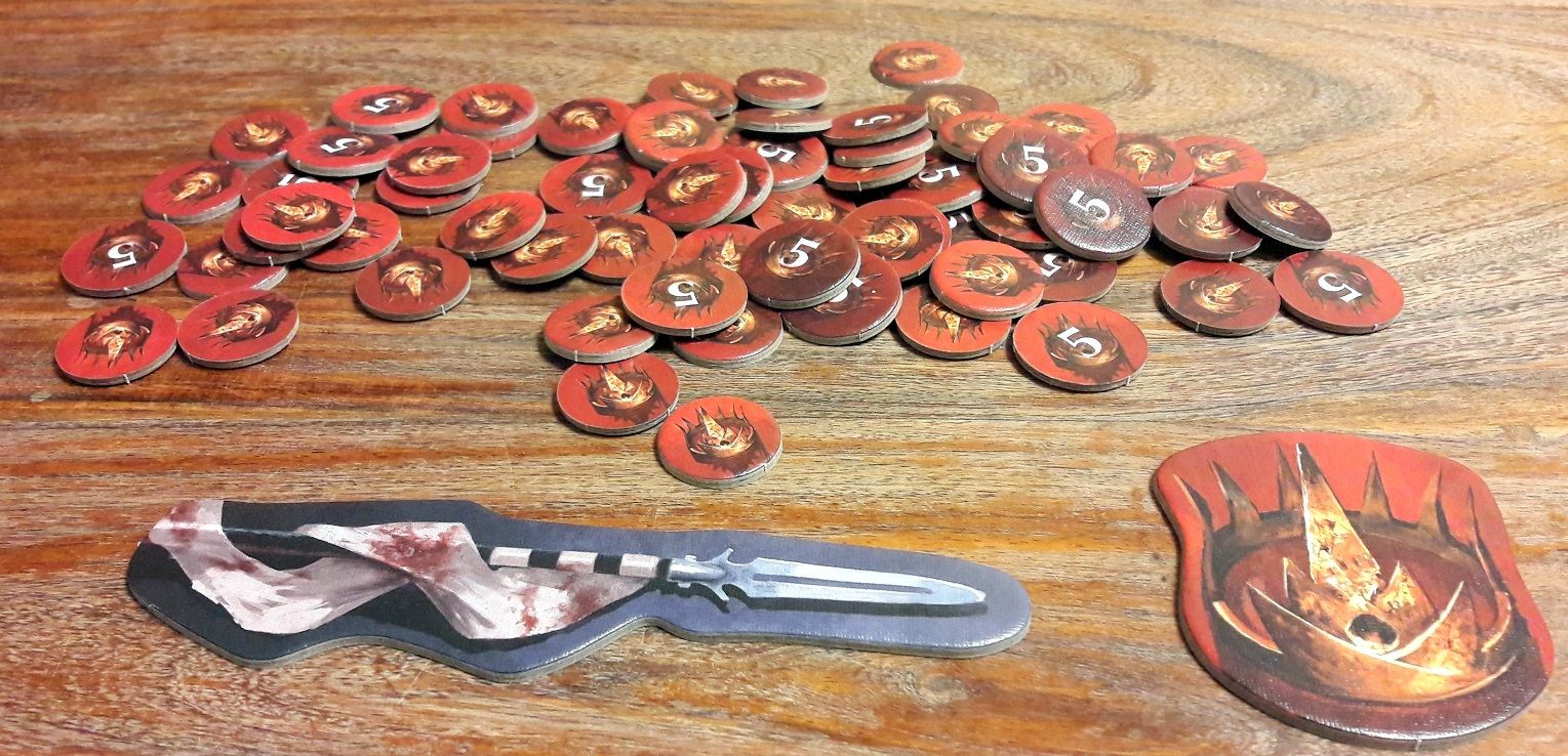 Pas mal de jetons pour compter les points, un bouclier en guise de premier joueur et une lance pour indiquer le sens de la file