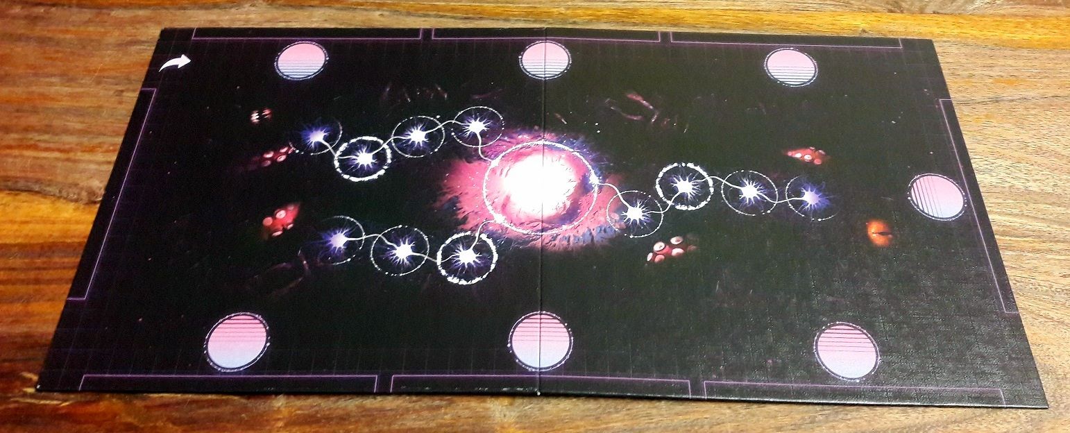 Un plateau (sombre) rectangulaire original qui servira de décompte avant défaite et d'emplacement de cartes et jetons association