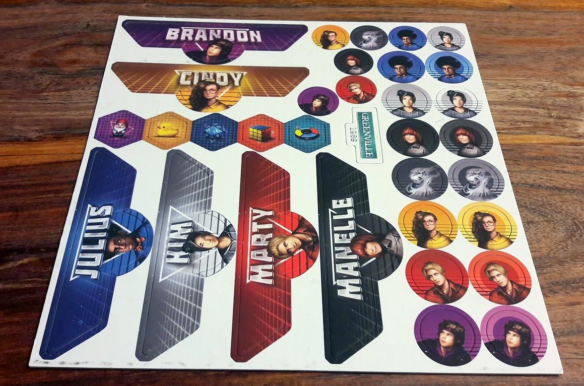 Plein de jetons et des mini plateaux individuels avec rappel de couleur/perso