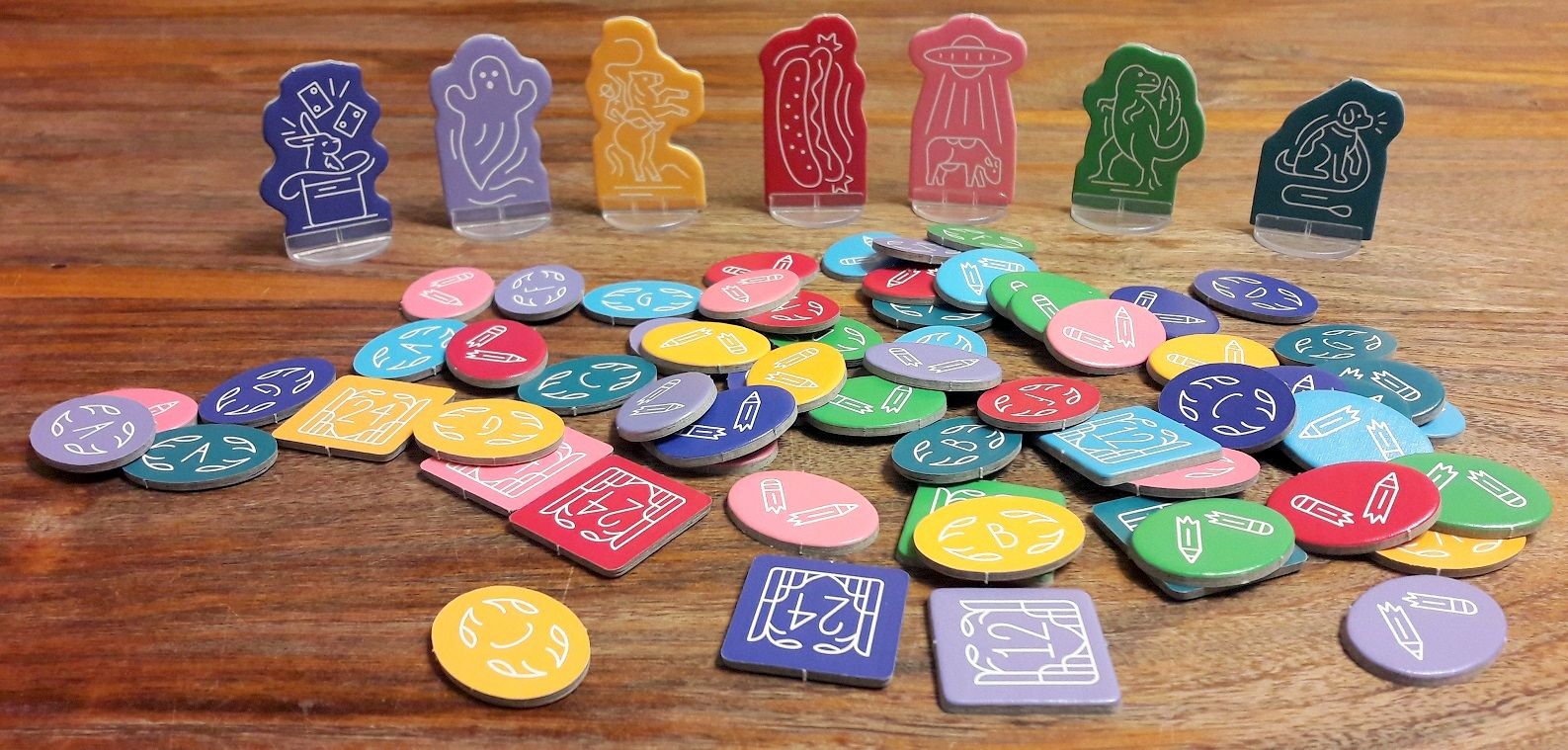 Une fois dépunchés, les nombreux jetons de vote (8) pour chacune des 8 couleurs de joueur possible et leur pion de score.