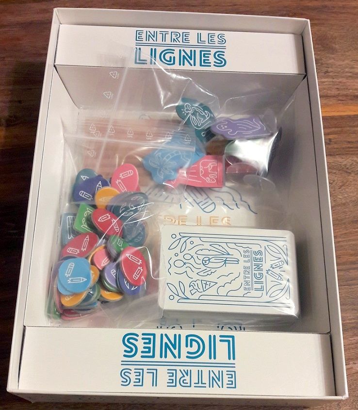 Pas de thermoformage mais des sachets et pas mal (un peu trop ?) de place pour bien tout ranger.