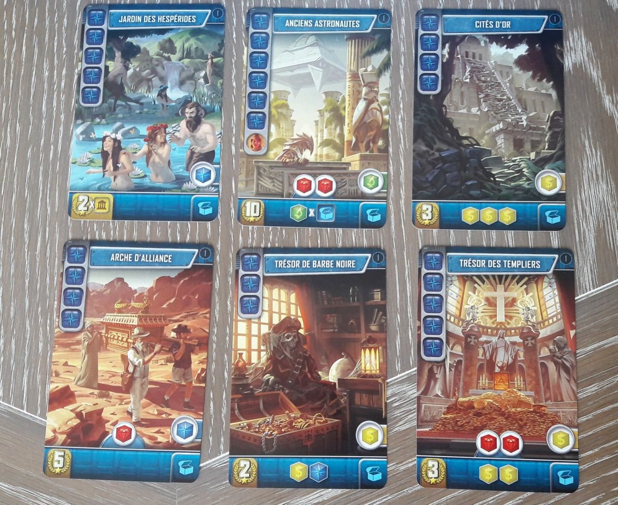 Les bleues : les explorations, mes illustrations préférées. Comme les vertes toutes ces cartes sont uniques. Elles sont difficiles à produire mais en général cela vaut le coup..