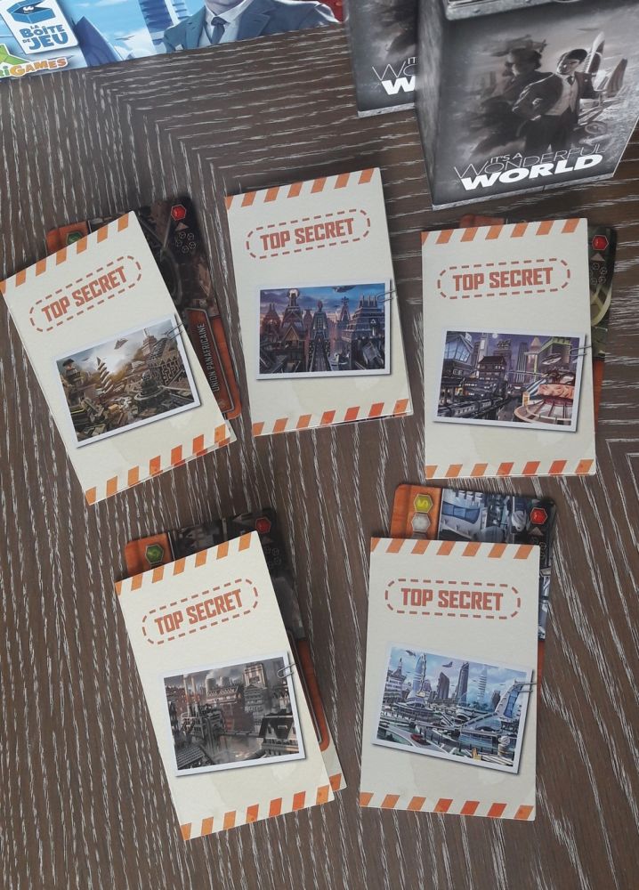 Les boîtes de sauvegardes avec des petits dossiers accueillant les cartes empire et les bonus obtenus à la fin des scénarios.