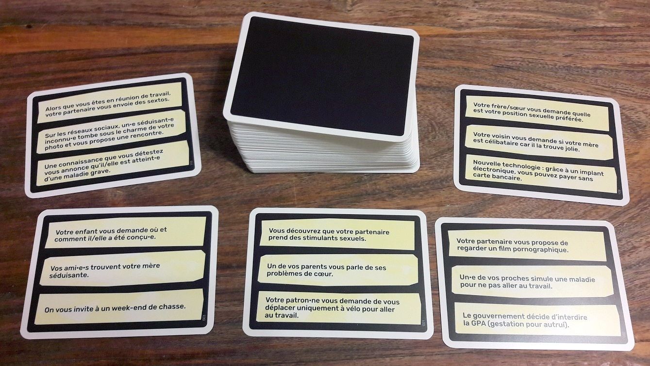 Chaque carte comporte 3 situations différentes avec la plupart du temps une situation dite coquine et une autre de le vie courante.