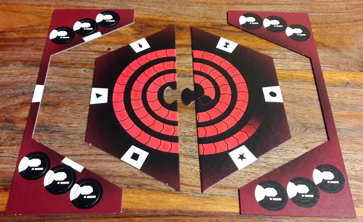 Un plateau hexagonal très simple servant à la fois de piste de score et à organiser les cartes émotions autour  : un peu de dépunchage autour pour les jetons défi.