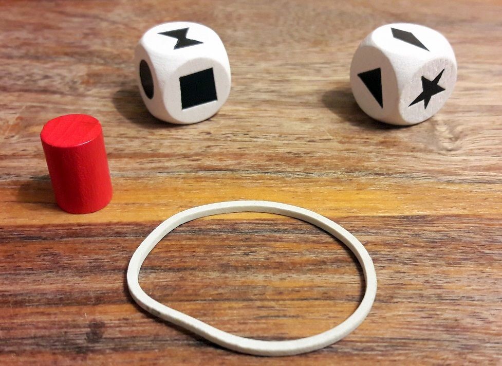 2 dés 6 customisés  et le pion compte tour en bois , un élastique est également fourni.