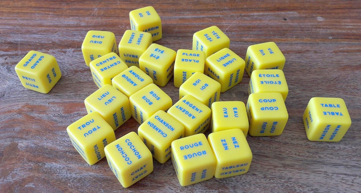 La base du jeu, ce sont ces 24 gros dés à 6 faces et 6 mots tous différents.