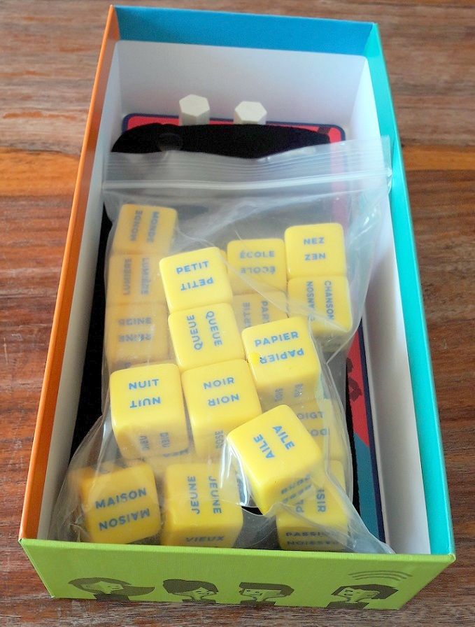 La boite est tout juste assez grande car les dés prennent pas mal de place mais heureusement un sachet est présent.