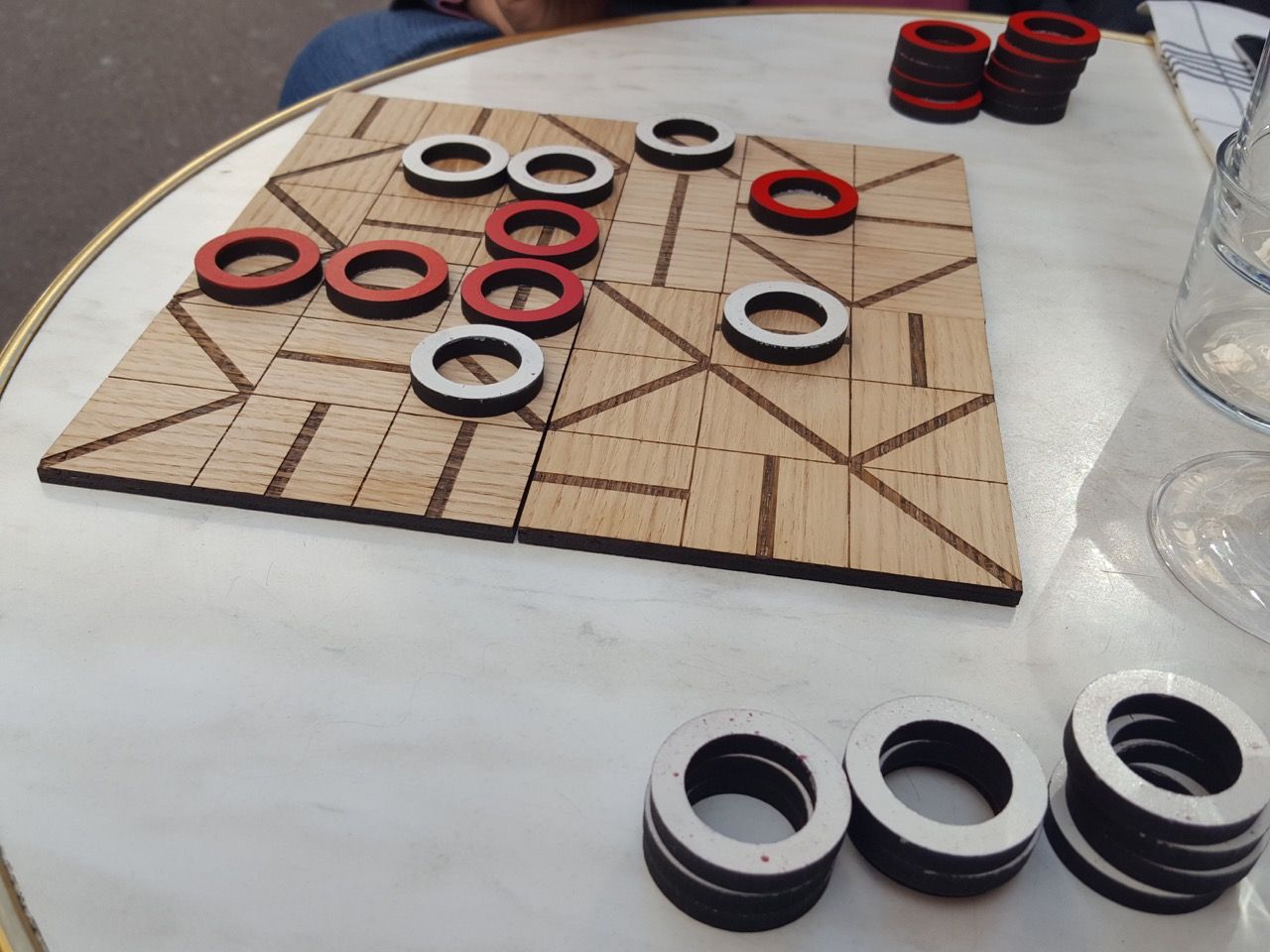 Insert, un proto d'un jeu abstrait pour 2 joueurs d'une dizaine de minutes de Bruno Cathala, on en reparlera sur le off... Le serveur mourrait d'envie d'en faire une !