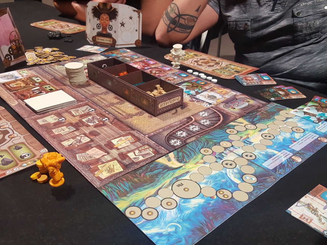 Jouable jusque' 6 joueurs, nous nous lançons dans une partie en équipe : 3 équipes de 2 joueurs qui doivent se partager leurs ressources et leurs  machines