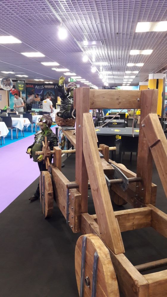 Sur le stand Iello, la catapulte de Flynn' Goblin est prête...