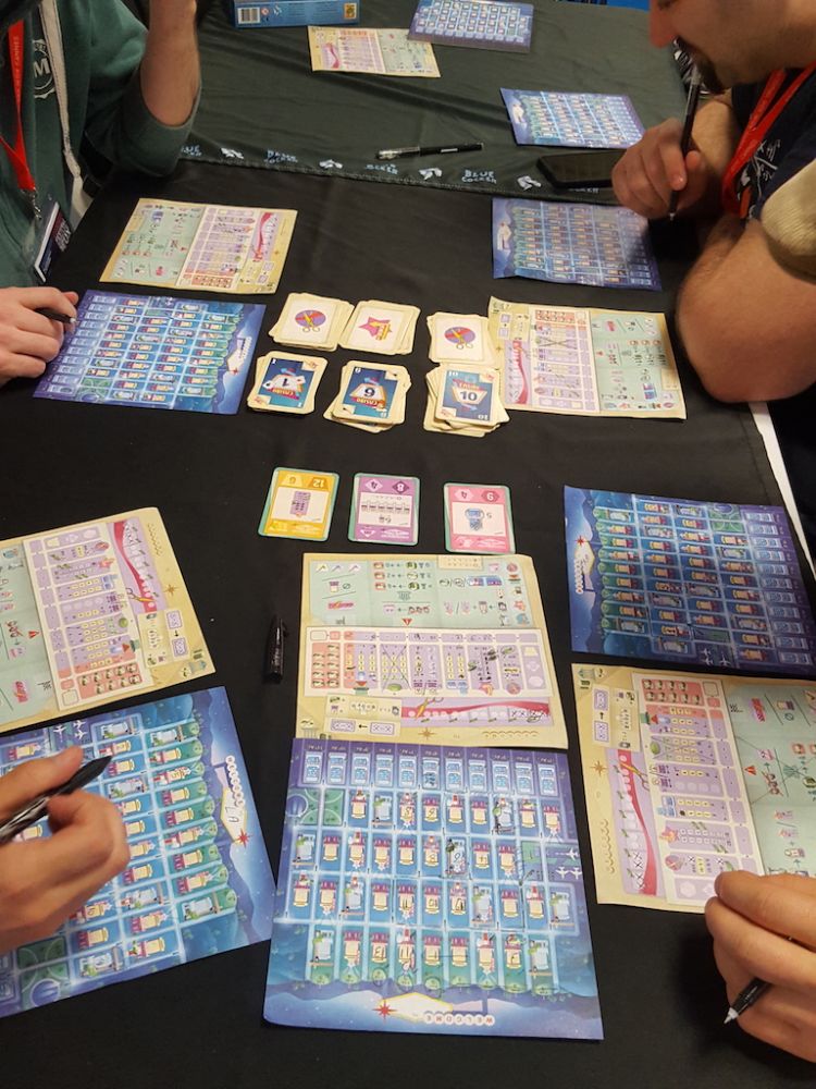 Les tables ne vont pas désemplir. Heureusement on en a récupéré une boite et on vous en reparlera donc  bientôt.