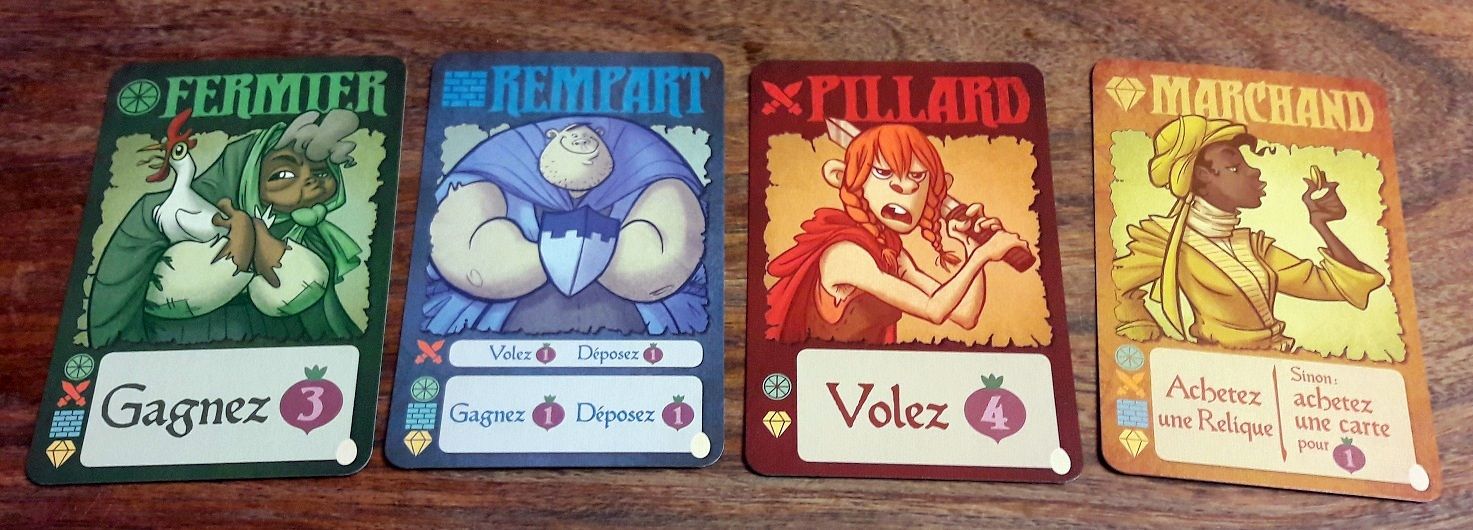 Les 4 cartes de départ : fermier, rempart, pillard et marchand.