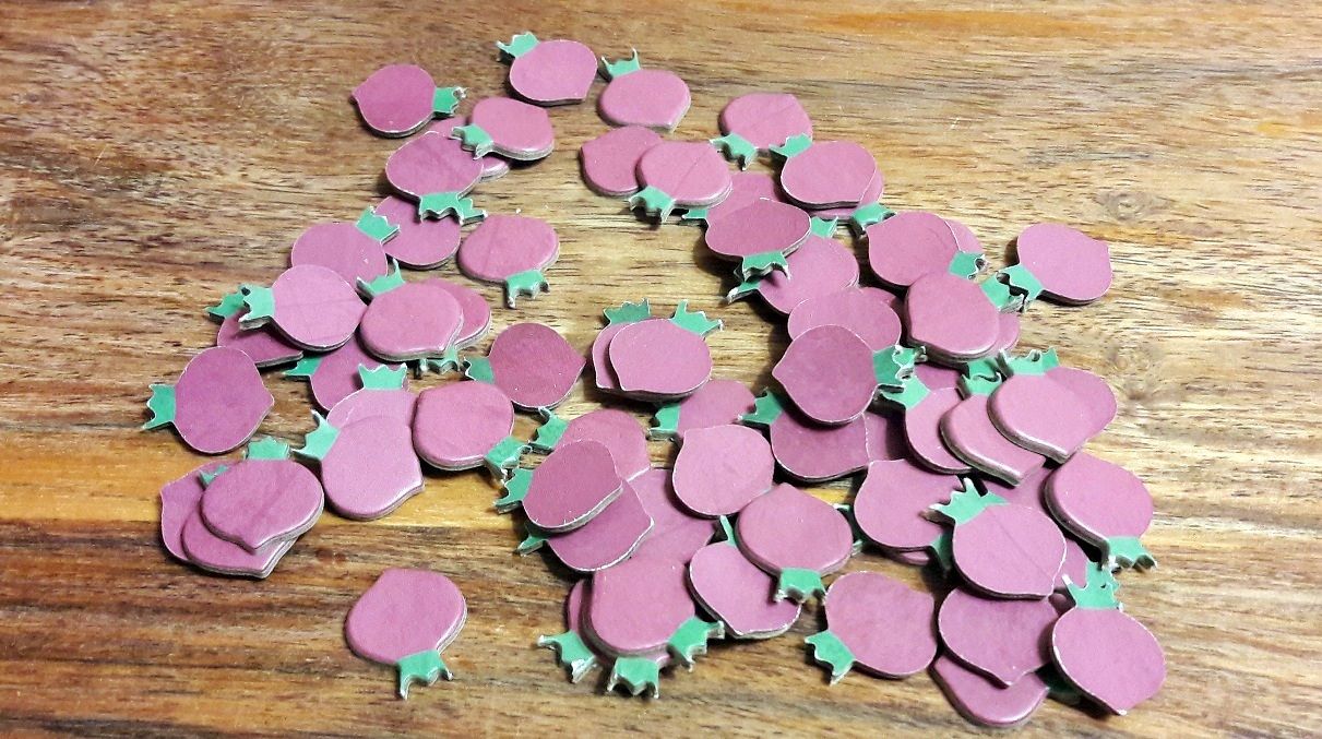 La monnaie du jeu (qui ne sent pas à l'usage) mais que l'on peut remplacer par des carottes (comme indiqué dans les règles).