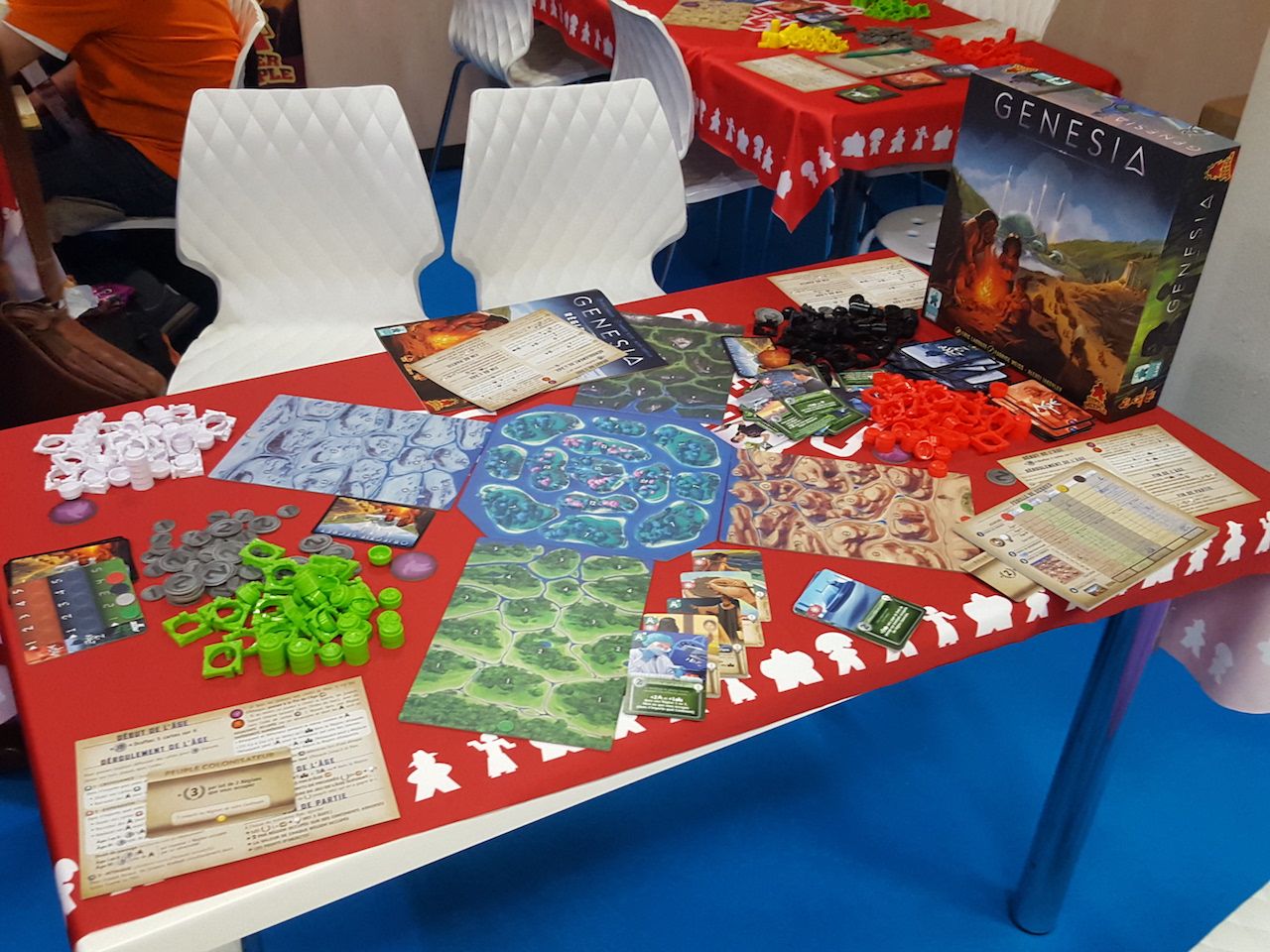 Une table de Genesia se libère... on profite des explications de l'auteur Eric Labouze pour se lancer.