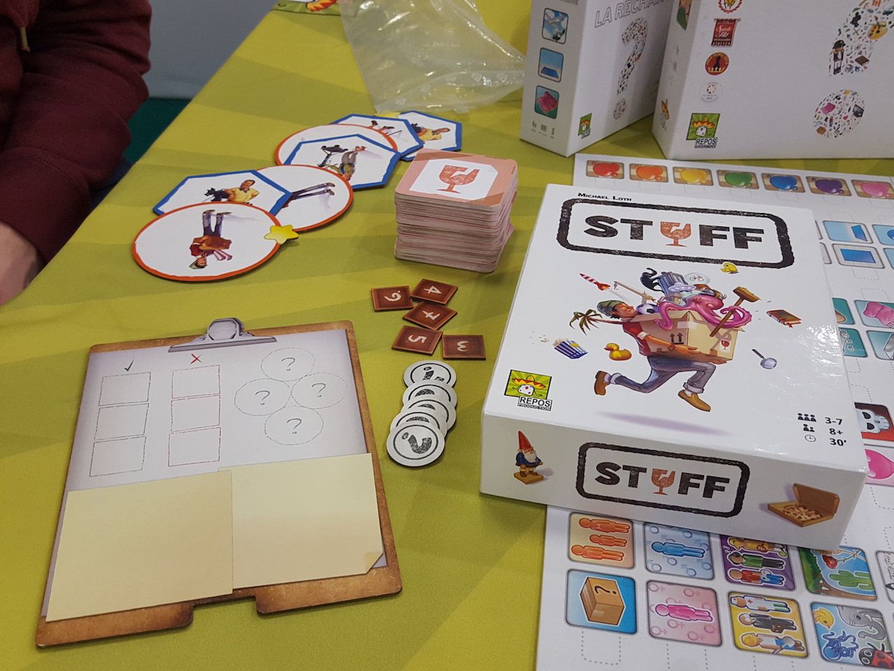 Et on découvre Stuff le nouveau jeu d'ambiance  pour 3 à 7 joueurs prévu pour début juin si tout va bien.  Une agréable partie avec de la franche rigolade.