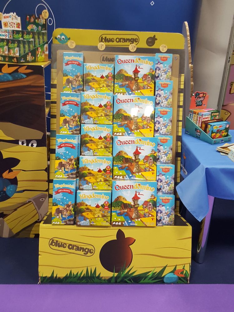 La pile de boites  Kingdomino avec  toute sa famille est prête chez Blue Orange.