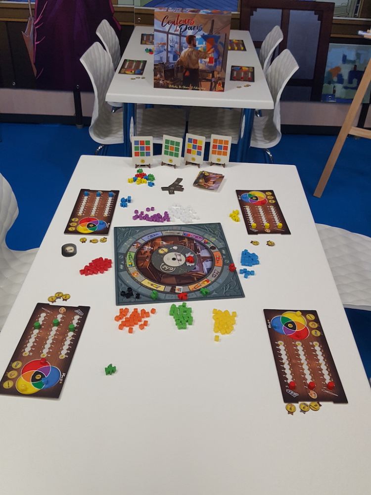 Couleurs de Paris  de Nicolas de Oliveira chez Super Meeple.  On y jouera un autre jour...