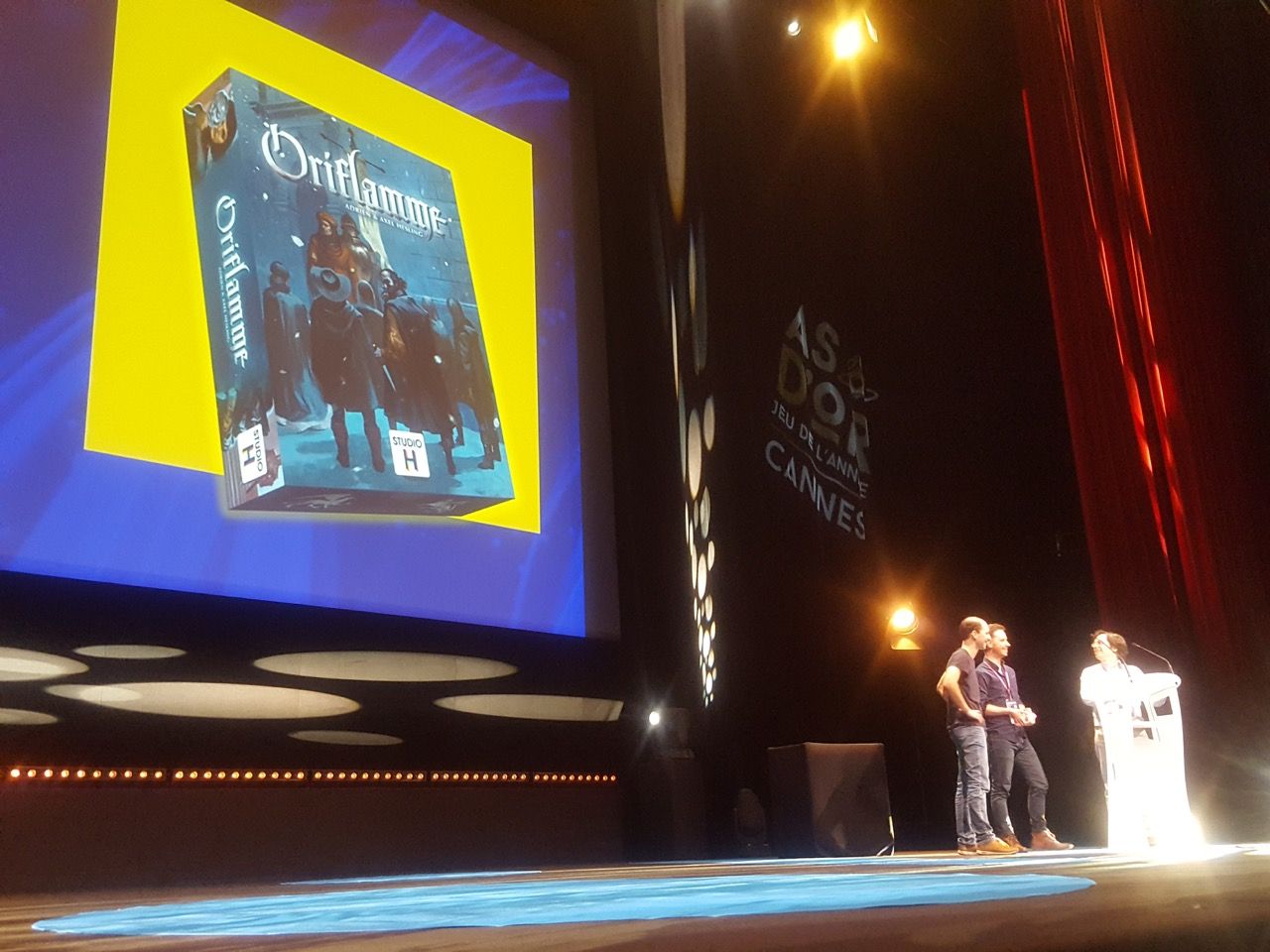 Oriflamme d'Adrien et Axel Hesling illustré par Tomasz Jedruszek chez Studio H.